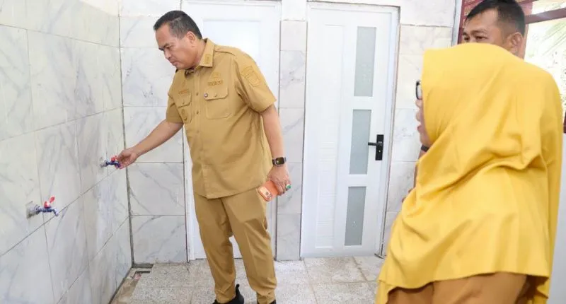 Wali Kota Pariaman Yota Balad meninjau progres rehab sekolah melalui program bantuan dari Kemendikdasmen. (poto: padangkita.com)