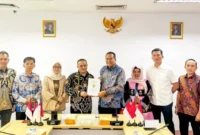 Wali Kota Pariaman, Yota Balad menyerahkan proposal pembangunan gedung Unit Layanan Disabilitas (ULD) kepada Direktur Kursus dan Pelatihan Yaya Sutarya.(poto: padangkita.com).
