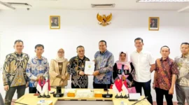 Wali Kota Pariaman, Yota Balad menyerahkan proposal pembangunan gedung Unit Layanan Disabilitas (ULD) kepada Direktur Kursus dan Pelatihan Yaya Sutarya.(poto: padangkita.com).