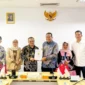 Wali Kota Pariaman, Yota Balad menyerahkan proposal pembangunan gedung Unit Layanan Disabilitas (ULD) kepada Direktur Kursus dan Pelatihan Yaya Sutarya.(poto: padangkita.com).
