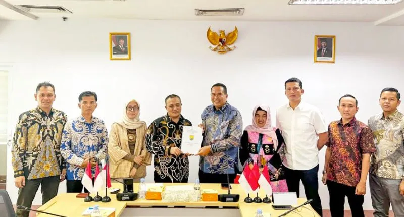 Wali Kota Pariaman, Yota Balad menyerahkan proposal pembangunan gedung Unit Layanan Disabilitas (ULD) kepada Direktur Kursus dan Pelatihan Yaya Sutarya.(poto: padangkita.com).