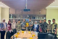 Jajaran Pemerintah Kota (Pemko) Pariaman yang dipimpin Wali Kota Pariaman Yota Balad bersama jajaran Program Pendidikan Vokasi Universitas Indonesia (UI) di Kampus UI.(poto: padangkita.com).