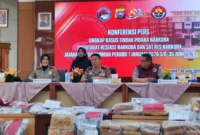 Wakapolda Sumbar rilis hasil ungkap kasus narkotika Januari–Juni 2026 di Mapolda Sumbar, didampingi Dirresnarkoba & Kabid Humas.(poto: istimewa).