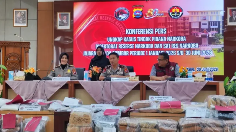 Wakapolda Sumbar rilis hasil ungkap kasus narkotika Januari–Juni 2026 di Mapolda Sumbar, didampingi Dirresnarkoba & Kabid Humas.(poto: istimewa).