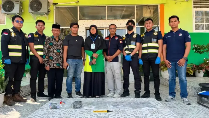 Bidlabfor Polda Riau gelar olah TKP ilmiah guna menyelidiki penyebab ledakan di madrasah MAN 3 Padang.(poto: kabarsumbar.com).