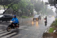 BMKG memprakirakan hujan mengguyur sejumlah wilayah Sumbar sore ini. Cek rincian cuaca, suhu terik, dan kecepatan angin selengkapnya di sini.(Ilustarsi poto : infosumbar.net).