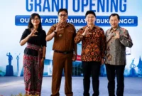 Perwakilan Astra Daihatsu bersama jajaran Pemerintah Kota Bukittinggi berfoto usai peresmian Outlet Astra Daihatsu Bukittinggi di Jalan By Pass, Aur Kuning, Kota Bukittinggi, Senin (13/7/2026). (poto: padangkita.com).