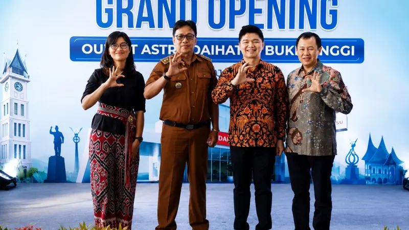 Perwakilan Astra Daihatsu bersama jajaran Pemerintah Kota Bukittinggi berfoto usai peresmian Outlet Astra Daihatsu Bukittinggi di Jalan By Pass, Aur Kuning, Kota Bukittinggi, Senin (13/7/2026). (poto: padangkita.com).