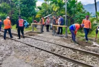 Petugas KAI Divre II Sumbar bersama pemerintah daerah, aparat keamanan, dan pemangku kepentingan menutup salah satu perlintasan liar di wilayah operasional Sumatera Barat, Selasa (30/6/2026).( poto : padek.jawapos.com)