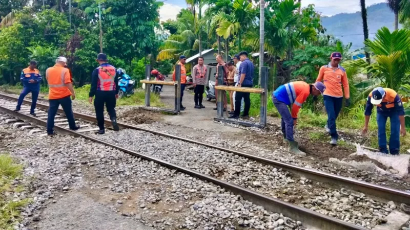 Petugas KAI Divre II Sumbar bersama pemerintah daerah, aparat keamanan, dan pemangku kepentingan menutup salah satu perlintasan liar di wilayah operasional Sumatera Barat, Selasa (30/6/2026).( poto : padek.jawapos.com)