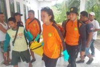 Evakuasi jenazah korban hanyut di Batang Mangur, Padang Pariaman. (poto: radarsumbar.com).