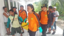 Evakuasi jenazah korban hanyut di Batang Mangur, Padang Pariaman. (poto: radarsumbar.com).