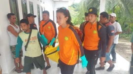 Evakuasi jenazah korban hanyut di Batang Mangur, Padang Pariaman. (poto: radarsumbar.com).