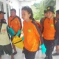 Evakuasi jenazah korban hanyut di Batang Mangur, Padang Pariaman. (poto: radarsumbar.com).