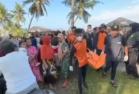 Petugas menemukan jasad Berkat Saputra Lavau (14), seorang remaja tenggelam di Agam.(poto: radarsumbar.com).
