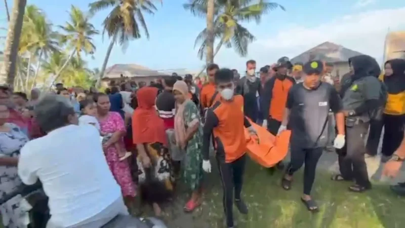 Petugas menemukan jasad Berkat Saputra Lavau (14), seorang remaja tenggelam di Agam.(poto: radarsumbar.com).