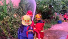 Kebakaran lahan kosong komplek Perumahan Pondok Indah Permai Blok A-19, Kelurahan Dadok Tunggul Hitam.(poto: arunala.com),