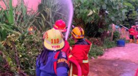 Kebakaran lahan kosong komplek Perumahan Pondok Indah Permai Blok A-19, Kelurahan Dadok Tunggul Hitam.(poto: arunala.com),