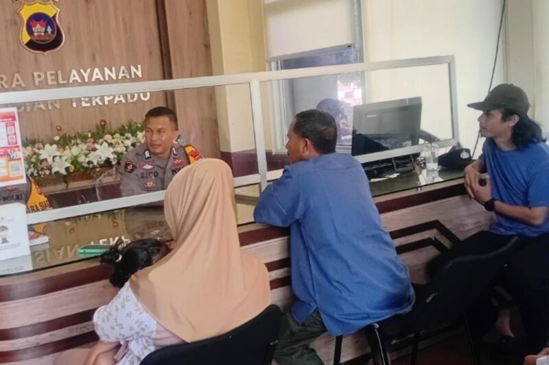 Terlihat korban penipuan berkedok distributor melapor ke pihak kepolisian atas kasus yang mereka alami, Selasa (14/7/2026).(poto: arunala.com).