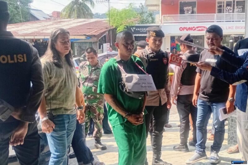 Opsnal Reskrim Polresta Padang lakukan rekonstruksi kasus pembunuhan di Cafe Damarus jalan Niaga Padang, Rabu (15/7/2026).(poto: arunala.com).
