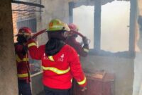 Petugas Damkar Padang memadamkan api yang membakar satu unit rumah di Jalan Barito No. 4, RT 002/RW 003, Kelurahan Rimbu Kaluang, Sabtu siang (18/7/2026).(poto: arunala.com).