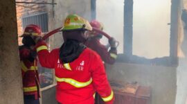 Petugas Damkar Padang memadamkan api yang membakar satu unit rumah di Jalan Barito No. 4, RT 002/RW 003, Kelurahan Rimbu Kaluang, Sabtu siang (18/7/2026).(poto: arunala.com).