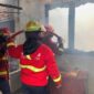 Petugas Damkar Padang memadamkan api yang membakar satu unit rumah di Jalan Barito No. 4, RT 002/RW 003, Kelurahan Rimbu Kaluang, Sabtu siang (18/7/2026).(poto: arunala.com).