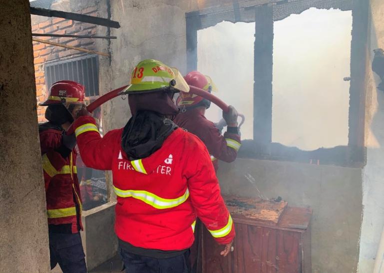 Petugas Damkar Padang memadamkan api yang membakar satu unit rumah di Jalan Barito No. 4, RT 002/RW 003, Kelurahan Rimbu Kaluang, Sabtu siang (18/7/2026).(poto: arunala.com).
