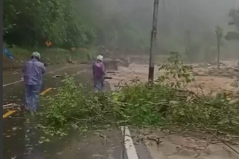 Jalan nasional Lembah Anai kembali putus setelah diterjang arus banjir pada Jumat pagi 27 November 2025.( poto ; langgam.id )