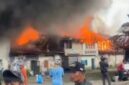 Kebakaran Pasar Kayu Tanam menghancurkan sedikitnya 15 bangunan kios di Kecamatan 2x11 Kayu Tanam, Kabupaten Padang Pariaman, Sumatera Barat, pada Rabu (22/7) pagi.(poto: RCTI).