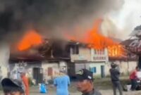 Kebakaran Pasar Kayu Tanam menghancurkan sedikitnya 15 bangunan kios di Kecamatan 2x11 Kayu Tanam, Kabupaten Padang Pariaman, Sumatera Barat, pada Rabu (22/7) pagi.(poto: RCTI).