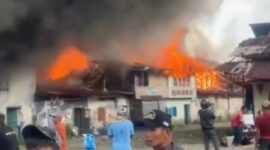 Kebakaran Pasar Kayu Tanam menghancurkan sedikitnya 15 bangunan kios di Kecamatan 2x11 Kayu Tanam, Kabupaten Padang Pariaman, Sumatera Barat, pada Rabu (22/7) pagi.(poto: RCTI).