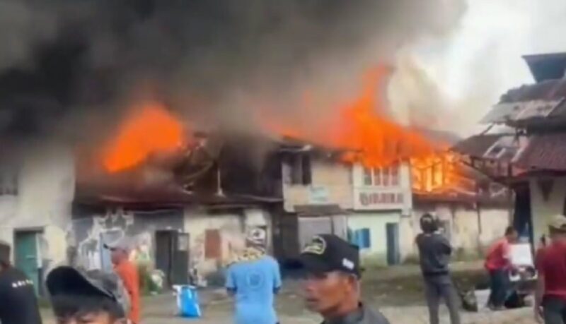 Kebakaran Pasar Kayu Tanam menghancurkan sedikitnya 15 bangunan kios di Kecamatan 2x11 Kayu Tanam, Kabupaten Padang Pariaman, Sumatera Barat, pada Rabu (22/7) pagi.(poto: RCTI).