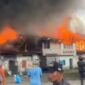 Kebakaran Pasar Kayu Tanam menghancurkan sedikitnya 15 bangunan kios di Kecamatan 2x11 Kayu Tanam, Kabupaten Padang Pariaman, Sumatera Barat, pada Rabu (22/7) pagi.(poto: RCTI).