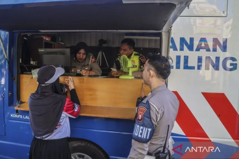 Warga mengurus perpanjangan Surat Izin Mengemudi (SIM) melalui layanan mobil SIM Keliling.( poto : ANTARA)