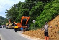 Tampak beberapa unit alat berat di kerahkan untuk membersihkan material longsor.(poto : radarsumbar.com).