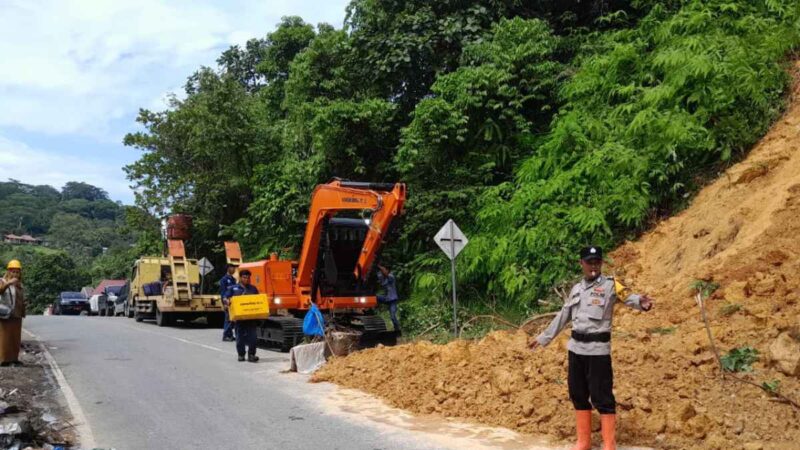 Tampak beberapa unit alat berat di kerahkan untuk membersihkan material longsor.(poto : radarsumbar.com).