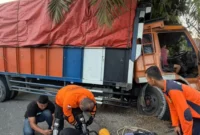 Petugas SAR mengevakuasi truk bermuatan karet yang menabrak pohon sawit di Jalan Raya Simpang 4 Aia Gadang, Kecamatan Pasaman, Kabupaten Pasaman Barat, Rabu (8/7/2026). ( poto: padek.jawapos.com)