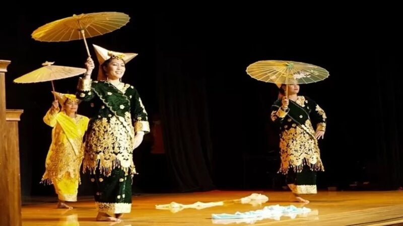 Tari Payung di Kota Bukittinggi ditetapkan sebagai salah satu WBTb Indonesia.( poto: radarsumbar.com)