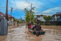 Personel Satpol PP Padang membantu evakuasi warga yang terdampak banjir akibat  cuaca ekstrem.(poto: padangkita.com).