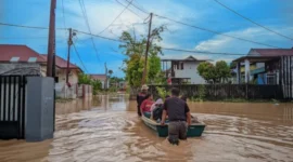 Personel Satpol PP Padang membantu evakuasi warga yang terdampak banjir akibat  cuaca ekstrem.(poto: padangkita.com).