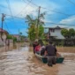 Personel Satpol PP Padang membantu evakuasi warga yang terdampak banjir akibat  cuaca ekstrem.(poto: padangkita.com).