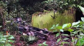 Kecelakaan beruntun di Pasaman melibatkan truk terperosok ke jurang Bonjol.(poto: isrtimewa).