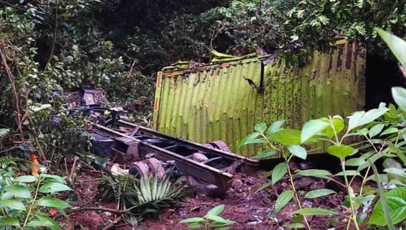 Kecelakaan beruntun di Pasaman melibatkan truk terperosok ke jurang Bonjol.(poto: isrtimewa).