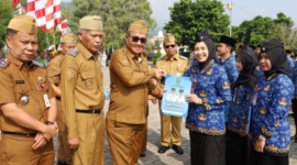 Pemerintah Kota Sungai Penuh resmi menyerahkan SK PNS Formasi 2024 kepada ratusan pegawai baru di lingkungan pemerintah daerah pada Senin (31/8).(poto: oegopost.id).