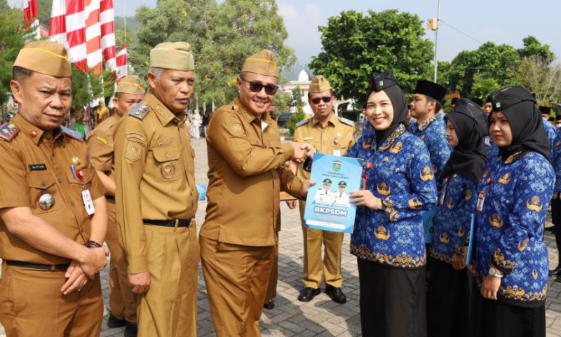 Pemerintah Kota Sungai Penuh resmi menyerahkan SK PNS Formasi 2024 kepada ratusan pegawai baru di lingkungan pemerintah daerah pada Senin (31/8).(poto: oegopost.id).