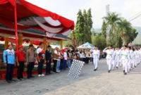 Wali Kota Sungai Penuh, Alfin, S.H., melepas langsung ribuan peserta dari garis awal keberangkatan.(poto: istimewa).