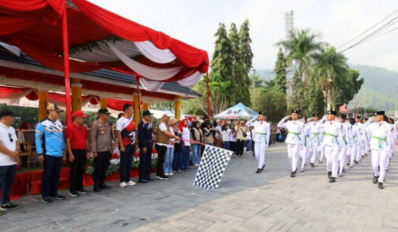 Wali Kota Sungai Penuh, Alfin, S.H., melepas langsung ribuan peserta dari garis awal keberangkatan.(poto: istimewa).