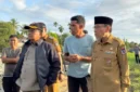 Wakil Wali Kota Padang, Maigus Nasir, mendampingi Sekretaris Utama Badan Penanggulangan Bencana Nasional (Sestama BNPB), Rustian, meninjau langsung kawasan terdampak banjir bandang di Lapau Munggu.(poto: padangkita.com).