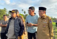 Wakil Wali Kota Padang, Maigus Nasir, mendampingi Sekretaris Utama Badan Penanggulangan Bencana Nasional (Sestama BNPB), Rustian, meninjau langsung kawasan terdampak banjir bandang di Lapau Munggu.(poto: padangkita.com).